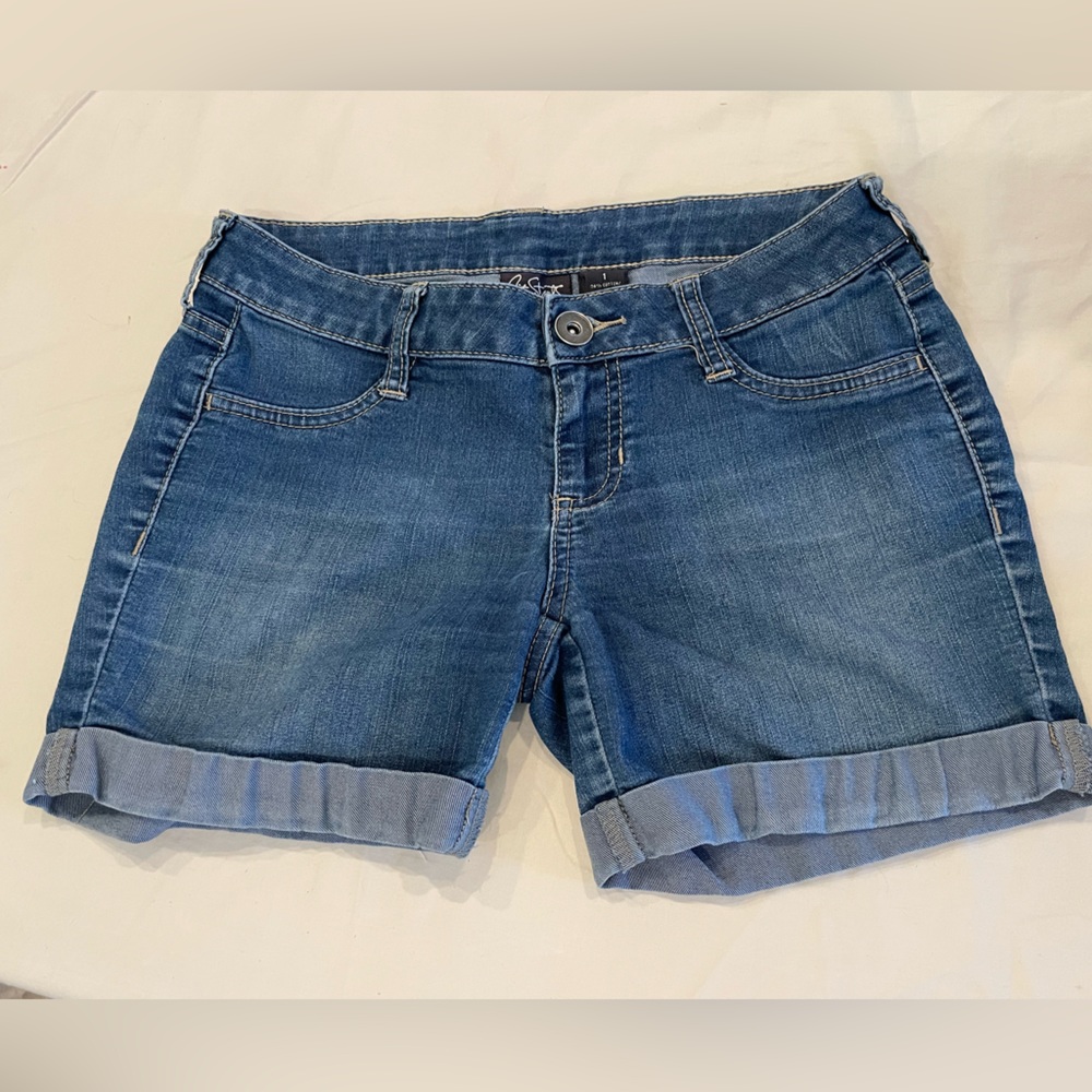 City Streets Juniors Jean Denim Shorts 4” Hem Size 1 Rolled Hem